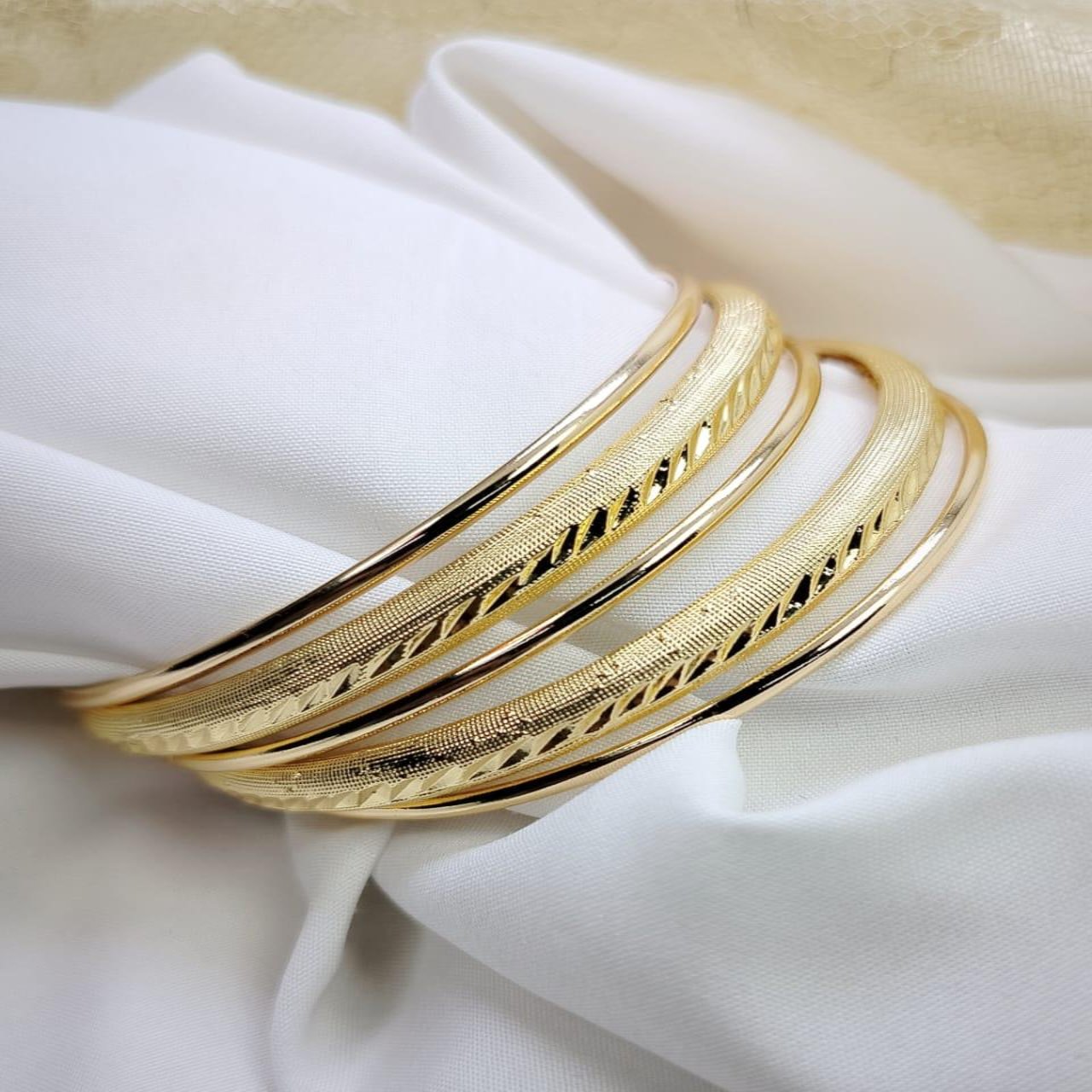 Unique design 2pcs embossed and 4 thick shape bangle for women